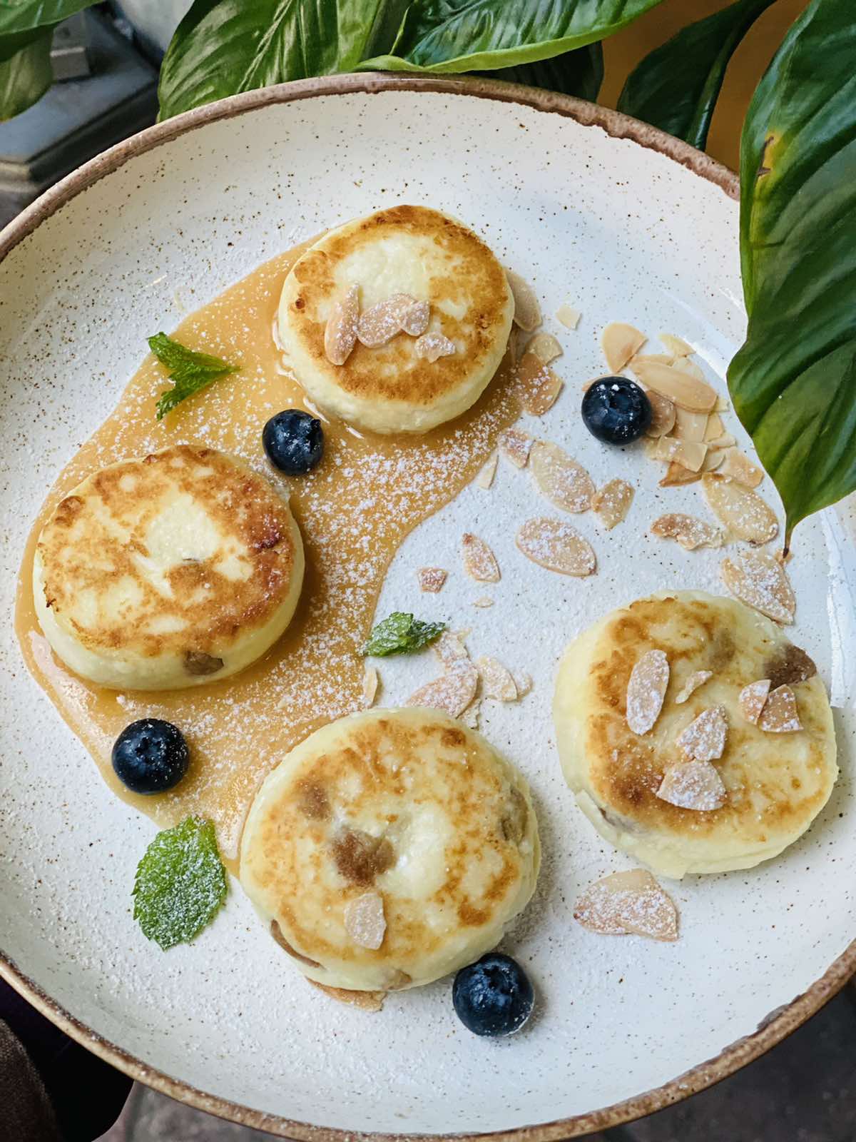 Сирники з родзинками на сніданок