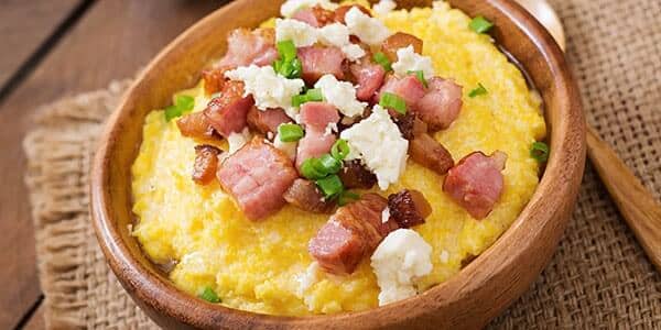 Банош гуцульський з бринзою і шкварками